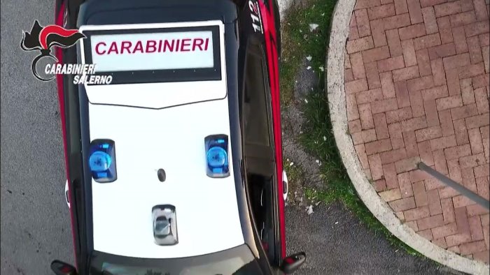 ruba borsello in un garage arrestato per furto aggravato