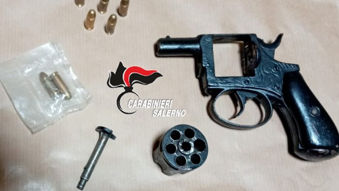trovato in possesso di pistola con matricola abrasa e munizioni