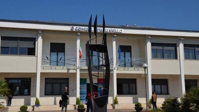 puglianello incendio presso la casa del sindaco rubano la solidarieta