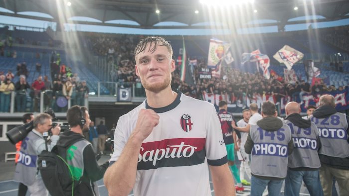 beukema firma gia le bandiere dei tifosi del napoli