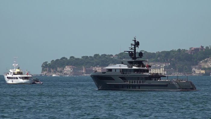 napoli il golfo e pieno di yacht di lusso che sia gia l effetto america s cup