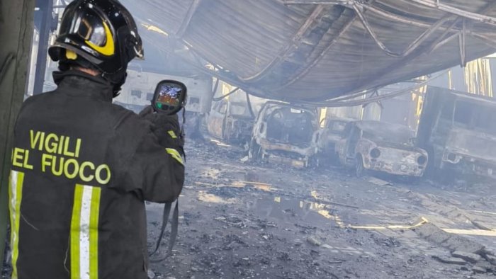 fiamme nel deposito auto tra nocera e san valentino ferito il proprietario