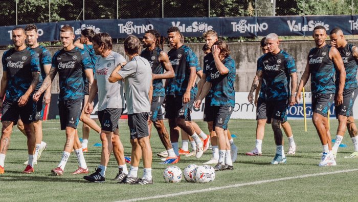 napoli comincia il raduno oggi e domani test fisici a castel volturno