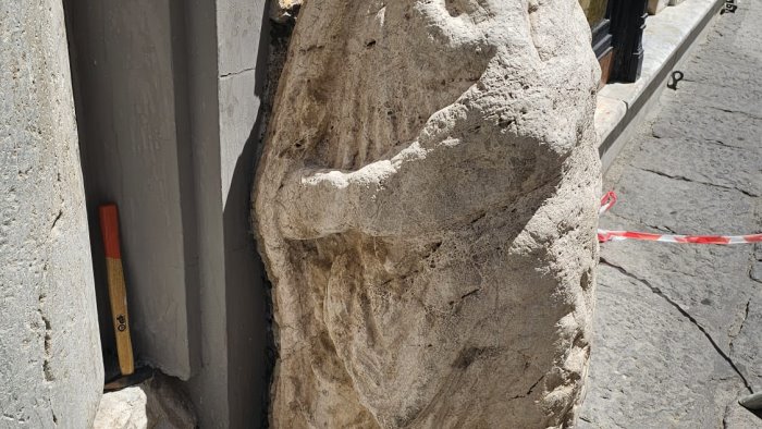 pagani partito il restauro del togato in marmo del i secolo a c