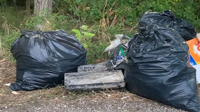 continua l abbandono di rifiuti ad ariano ecco vallone di valle