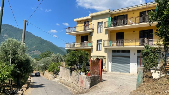 cava de tirreni 40enne accoltella la moglie e tenta il suicidio