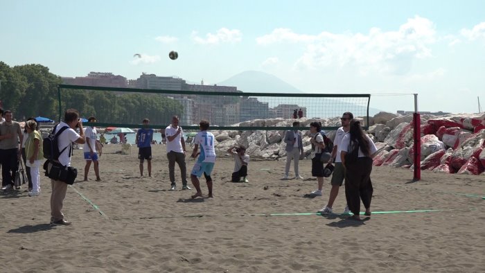 napoli alla rotonda diaz arriva il campo da beach volley sport e mare insieme
