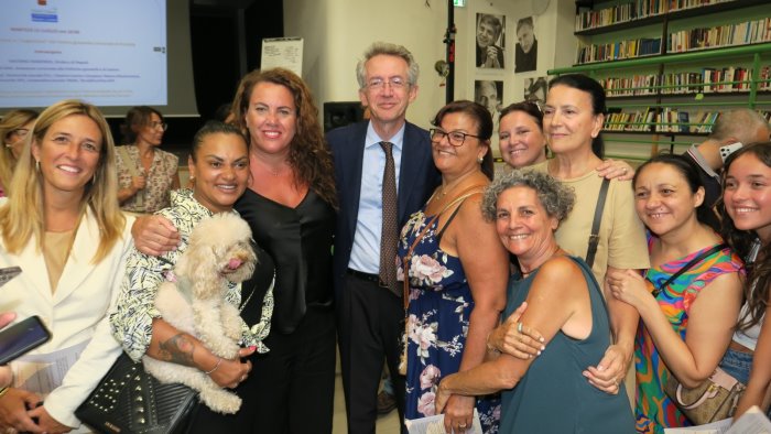 manfredi consegna le chiavi del centro anna durante alle associazioni