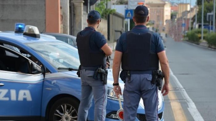 molesta e aggredisce l ex fidanzata minorenne finisce ai domiciliari