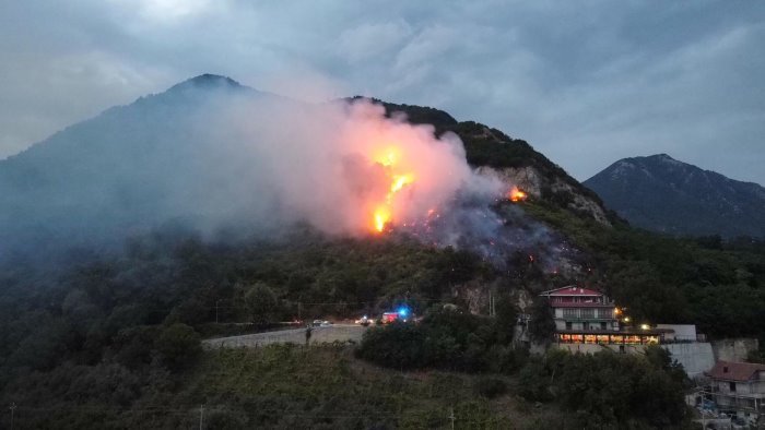 mercogliano nuovo incendio su montevergine scatta l allarme