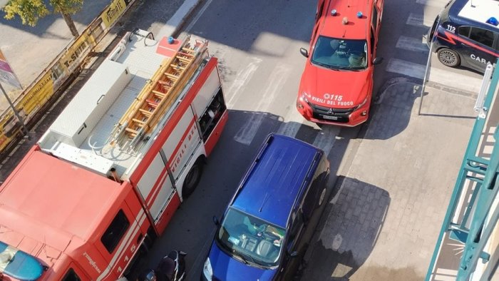 si cosparge di benzina e minaccia di darsi fuoco poi scappa via