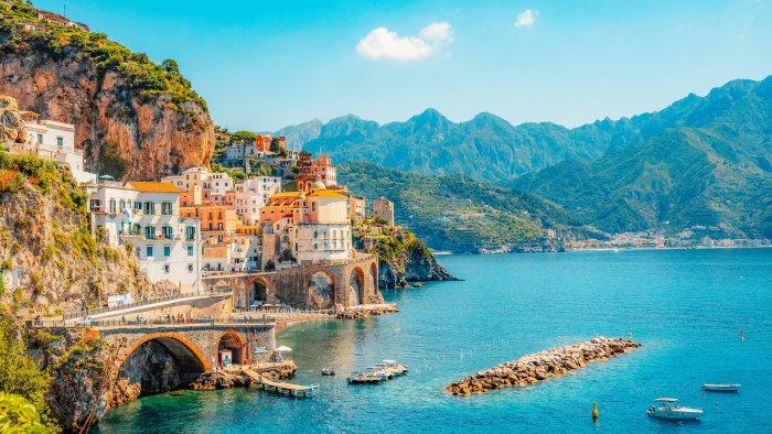 atrani celebra l arte contemporanea con roberto fabelo