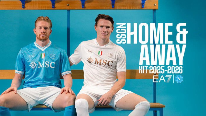 il napoli presenta le nuove maglie con lo scudetto