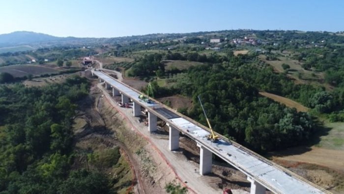 lioni grottaminarda cantiere senza corrente per una seconda bolletta insoluta