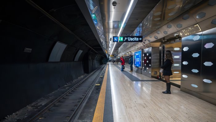 la linea 6 della metropolitana oggi compie 1 anno ma il servizio resta limitato