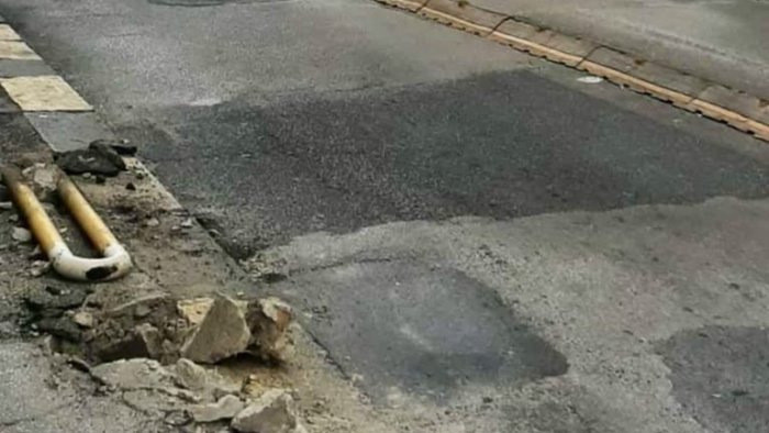 vomero via luigia sanfelice abbattuti alcuni archetti parapedonali