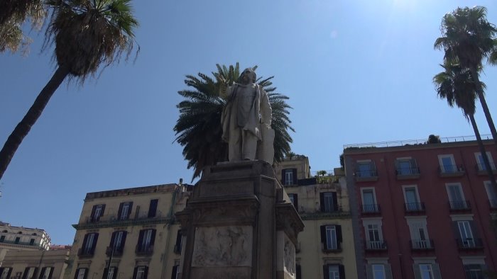 emergenza degrado a napoli ratti e blatte invadono piazza vittoria