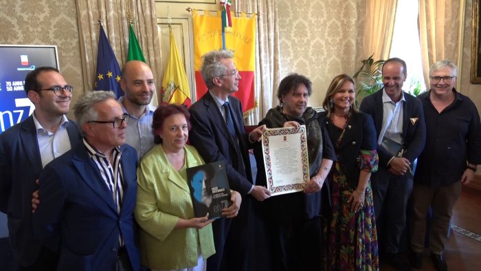 enzo avitabile festeggia 70 anni e 50 di carriera napoli lo celebra