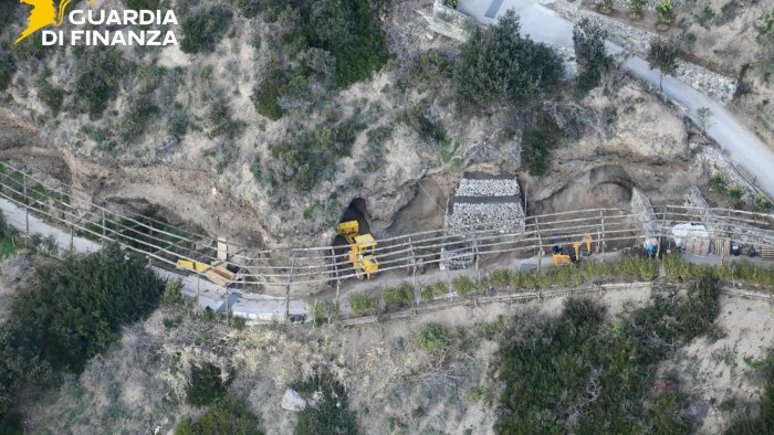 sfregio alla falesia rocciosa di forio sequestrato albergo di lusso