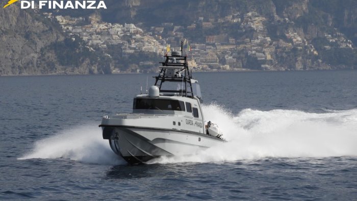 pesca a strascico nei pressi dei faraglioni di capri scatta la maxi multa