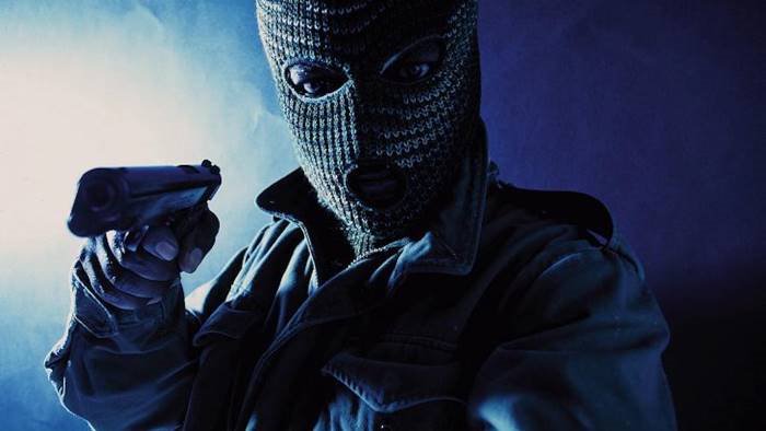 medico rientra e scopre i banditi in casa fermati o ti spariamo