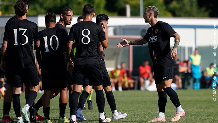 benevento manconi firma la prima vittoria poi si infortuna le foto