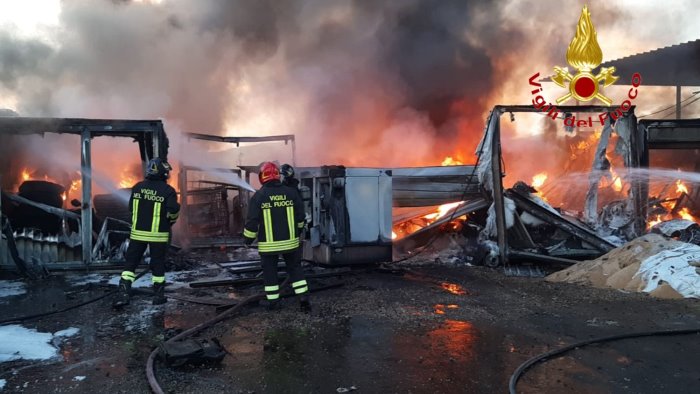 grosso incendio di pneumatici e oli a bellizzi intervengono i vigili del fuoco