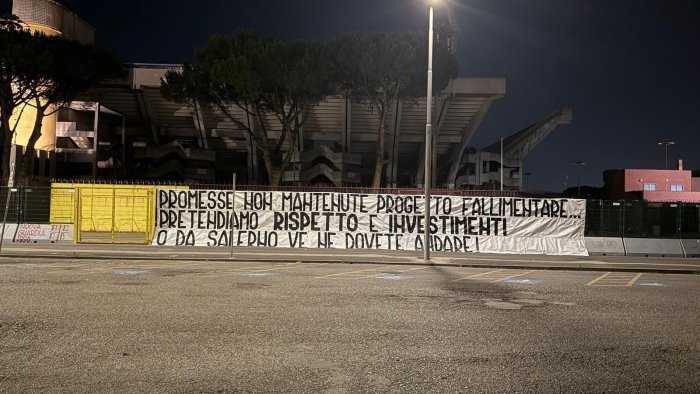 foto salernitana gli ultras parlano chiaro investimenti o andate via
