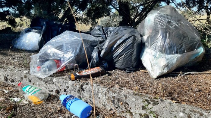 ariano cumuli di rifiuti sparsi ovunque nell area industriale di camporeale