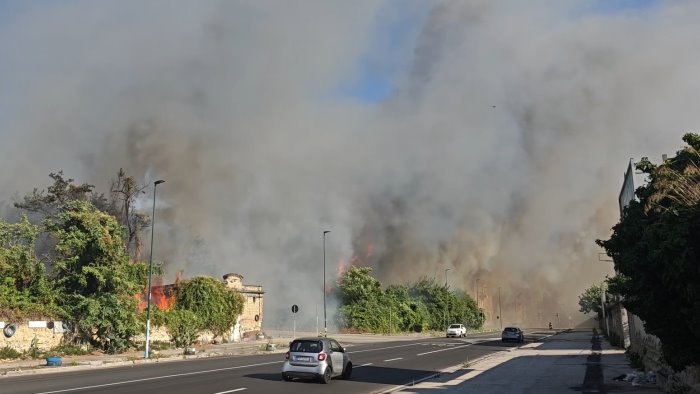 incendi a napoli l arpac conferma diossine superiori alla soglia nell aria