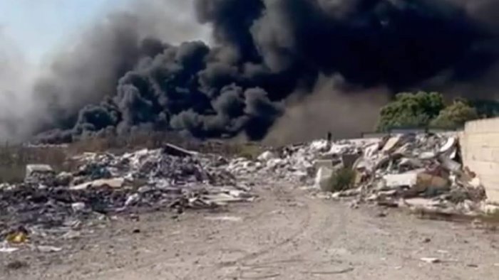 incendio campo rom di giugliano ora basta chiesto intervento del viminale