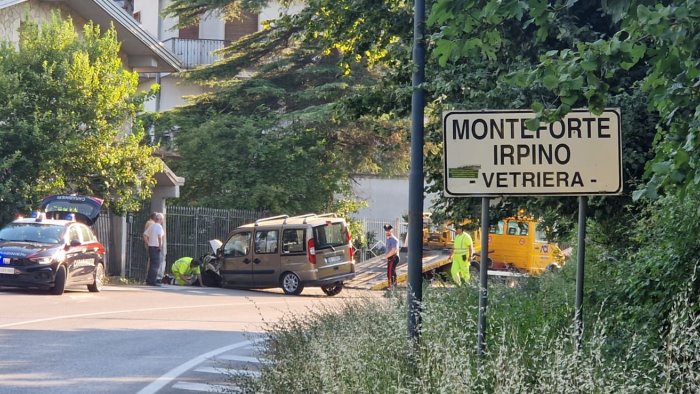 auto finisce contro il cancello di un abitazione paura a monteforte irpino
