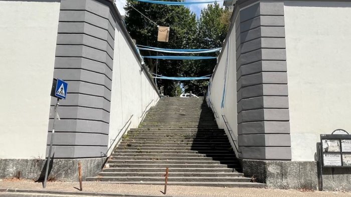 vomero via luca giordano scale infestate da erbacce