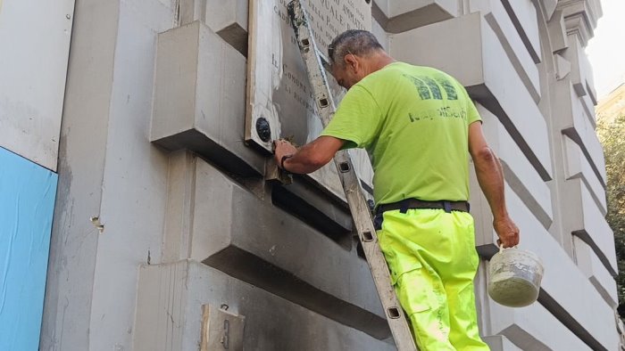 ripristinata la targa vandalizzata dedicata ad ammaturo e paola