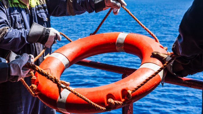 bacoli salvati tre ragazzi in kayak sorpresi dal vento al largo di miseno