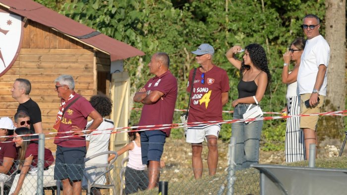salernitana in ritiro arrivano i primi tifosi il mai sola siamo ancora qua