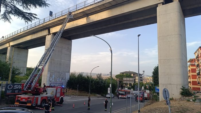 calcinacci giu dal cavalcavia della tangenziale ovest paura al rione liberta