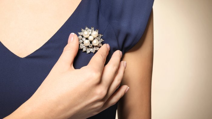 il ritorno della spilla come personalizzare giacche e cappotti