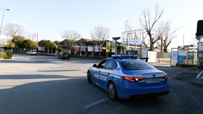 colpi di fucile contro l abitazione dell ex compagna due arresti