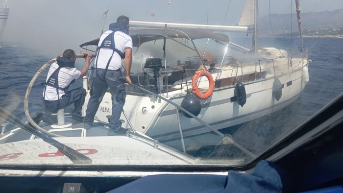 barca a vela prende fuoco salvate 8 persone al largo di punta campanella