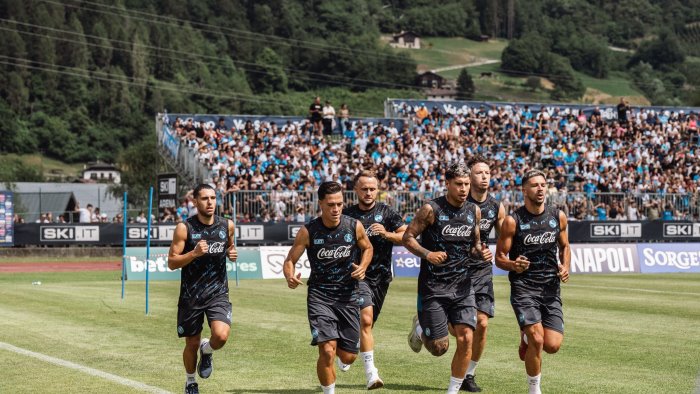 il napoli in campo nella prima amichevole ma e allarme politano
