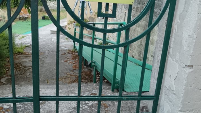 accasciato al suolo privo di sensi nel piazzale di un supermercato salvato