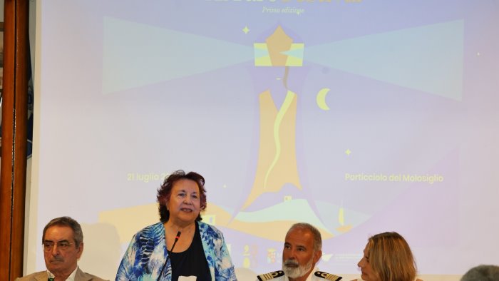 il faro di napoli molo san vincenzo si trasforma in un palcoscenico unico