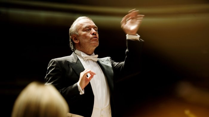 sindaco del salernitano gergiev venga ad esibirsi ad angri