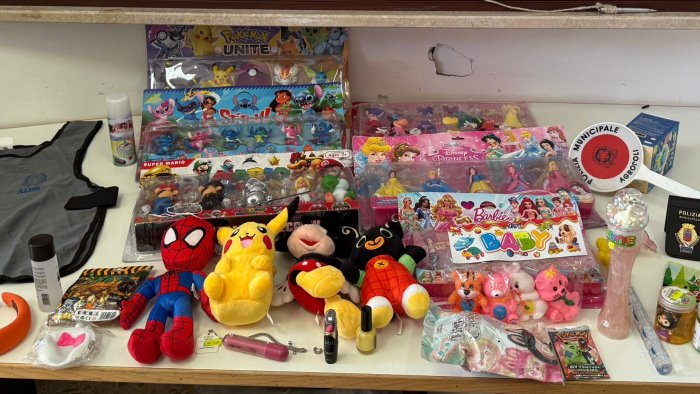 agropoli sequestrati 2 500 giocattoli non sicuri in un negozio del centro