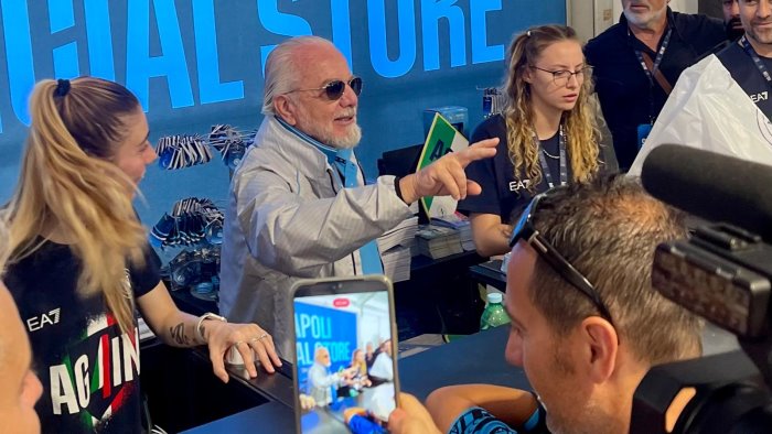 de laurentiis nello store di dimaro scatenato con i tifosi