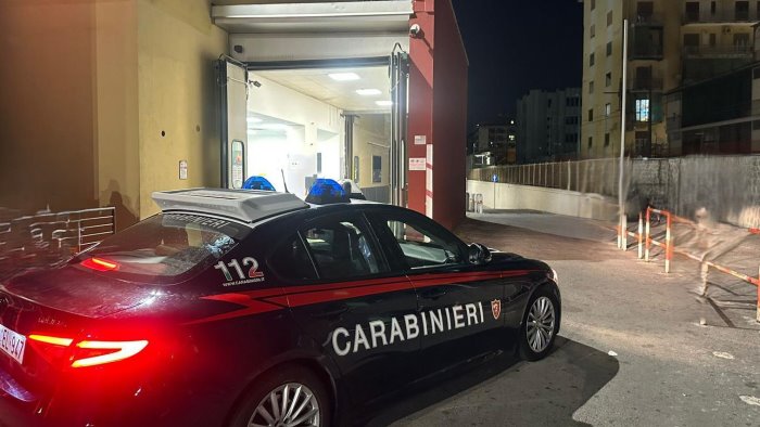 distrugge vetro triage e aggredisce guardie giurate terrore in ospedale
