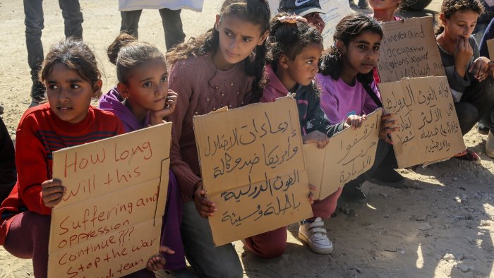 le ong accusano israele la fame usata come arma contro gaza