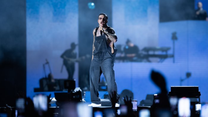 geolier in concerto attivata corsa straordinaria della cumana