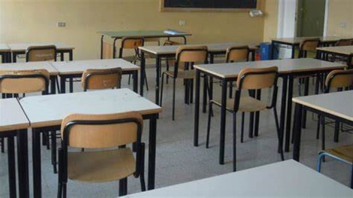crolla il solaio alla scuola di barra il comune avvia i controlli dappertutto